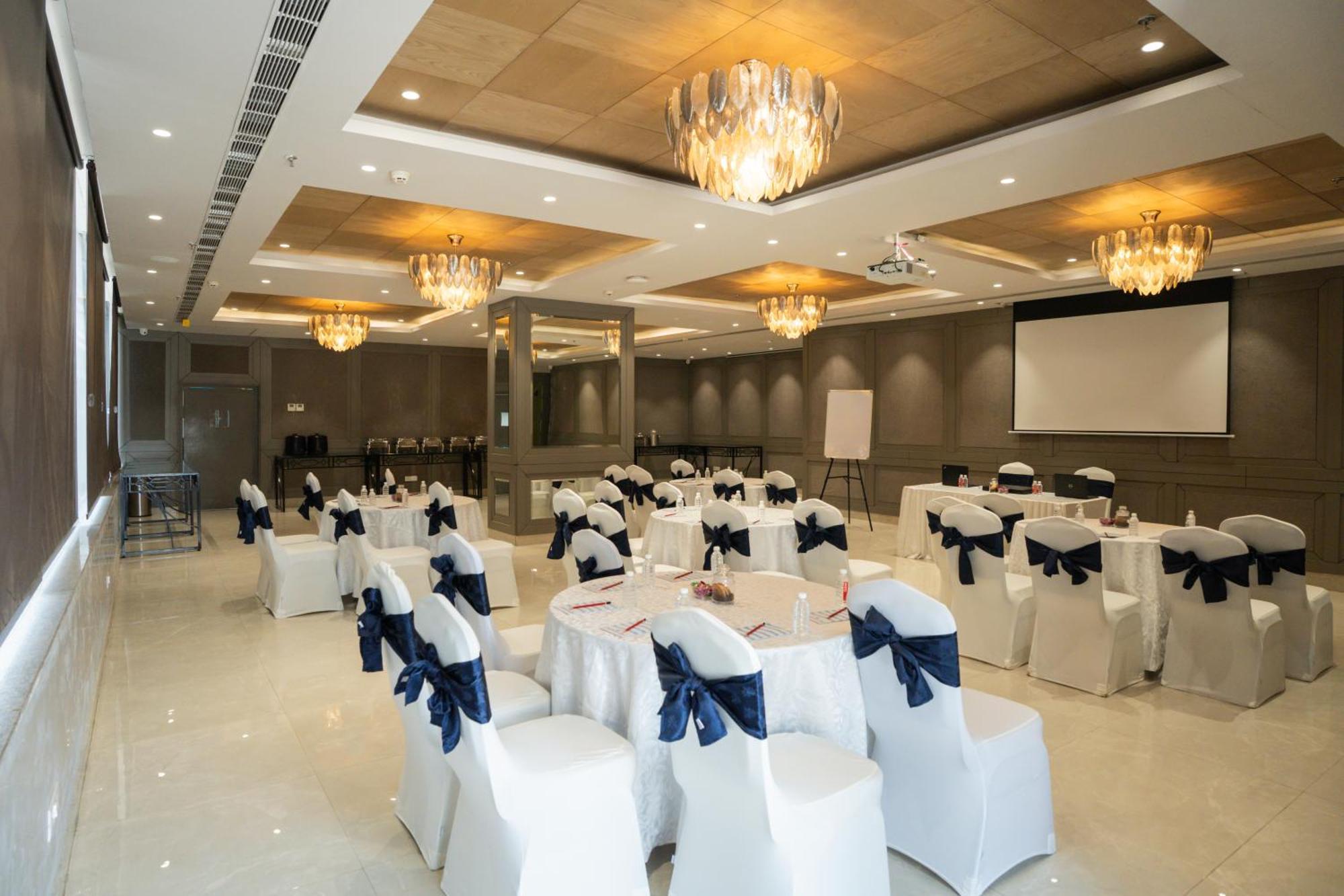 Ar Suites Klj Square Gurgaon Extérieur photo